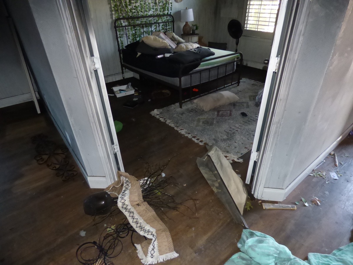 10733 Vista closet damage